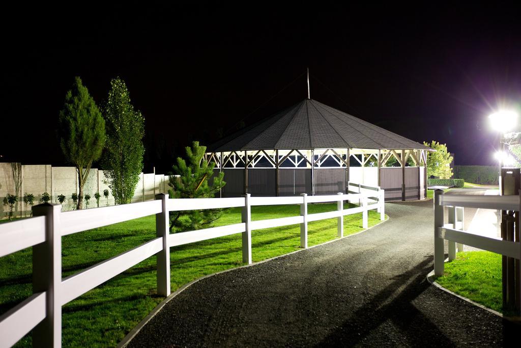 Master Horse Club - Svojetice Hotel Exterior photo